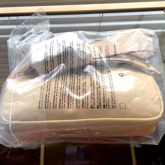 Lululemon Everywhere Belt Bag - Picture 4 of 5